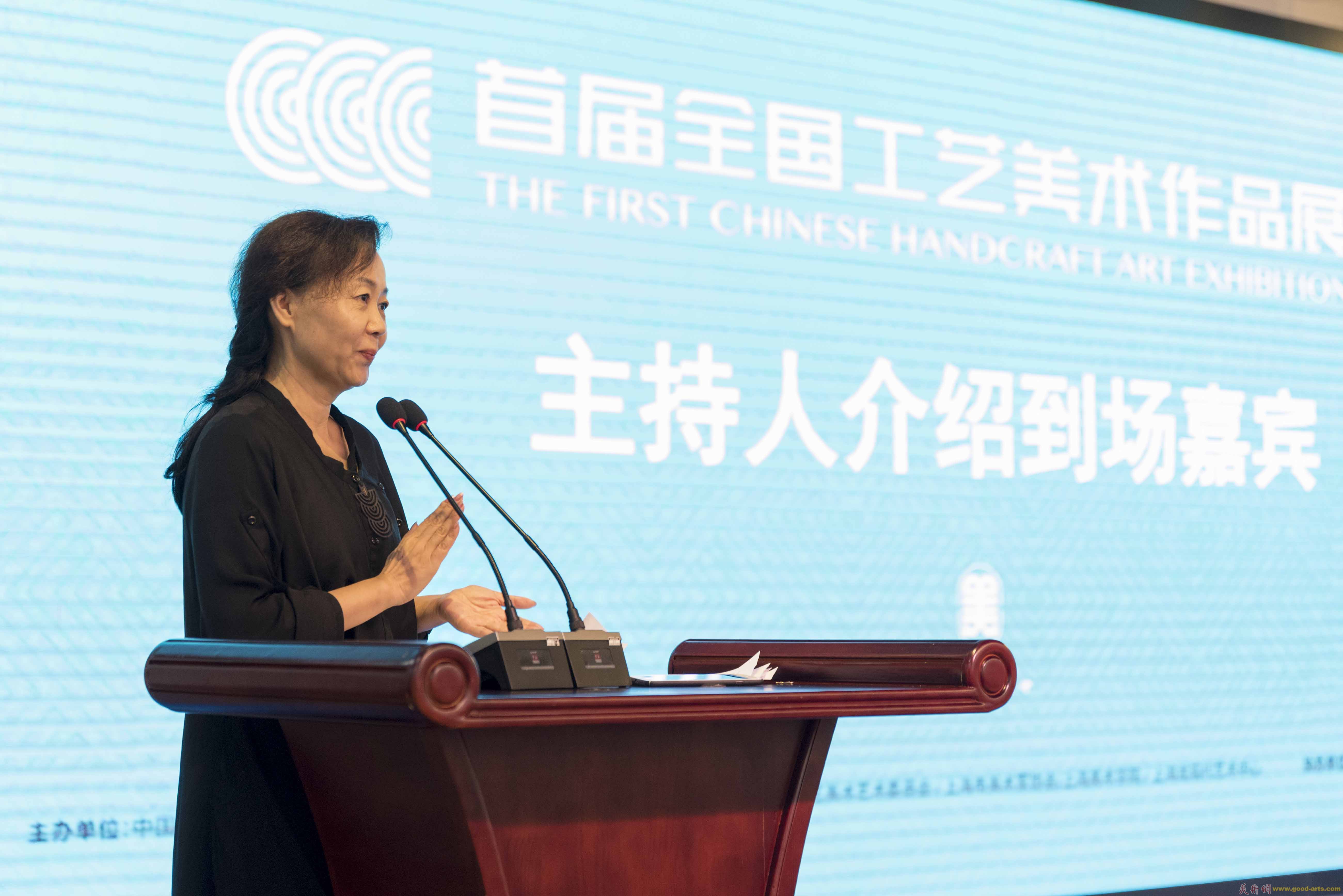 首届全国工艺美术作品展在上海开幕